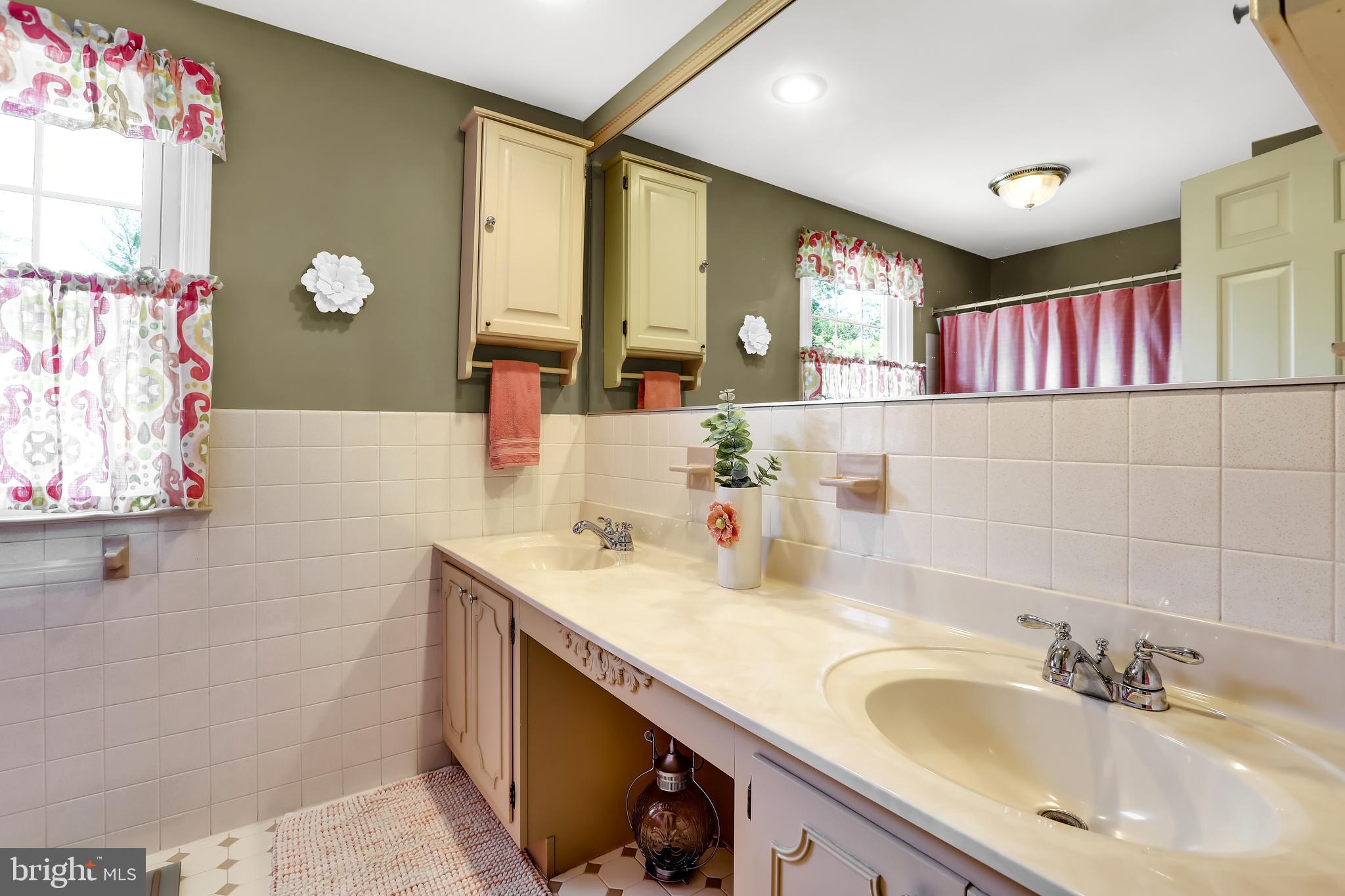 909 Sensor Road Yardley, PA 19067 - Photo 35 of 41 2nd Floor Hall Bath