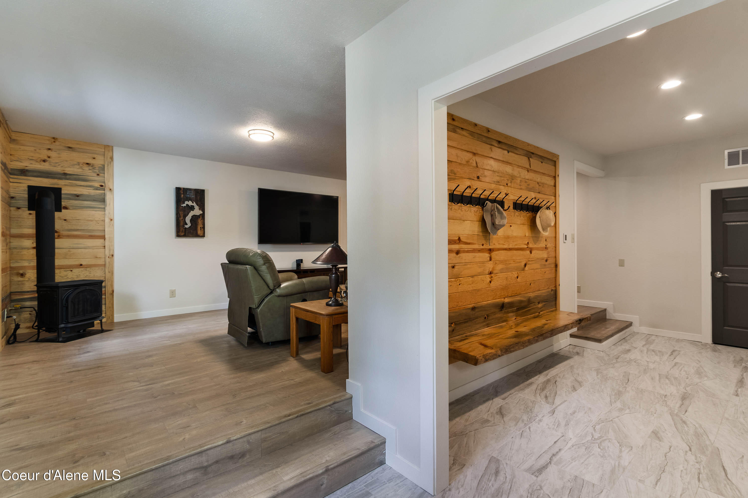 2385 Sunnyside Road Sandpoint, ID 83864 - Photo 22 of 64 Family Room Entry