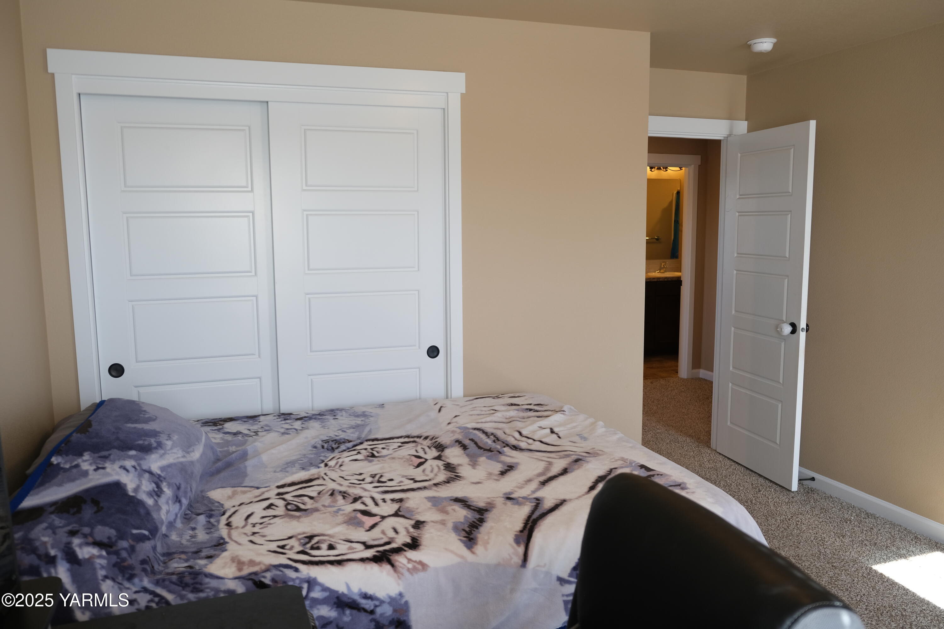2206 Porter Loop Yakima, WA 98901 - Photo 22 of 34 a bedroom with a bed and a window