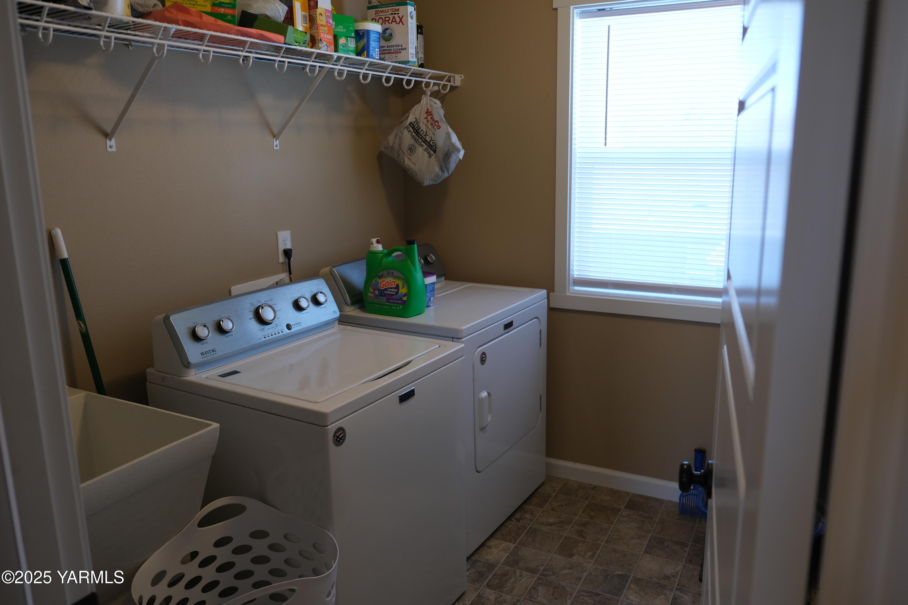 2206 Porter Loop Yakima, WA 98901 - Photo 26 of 34 a utility room with dryer and washer