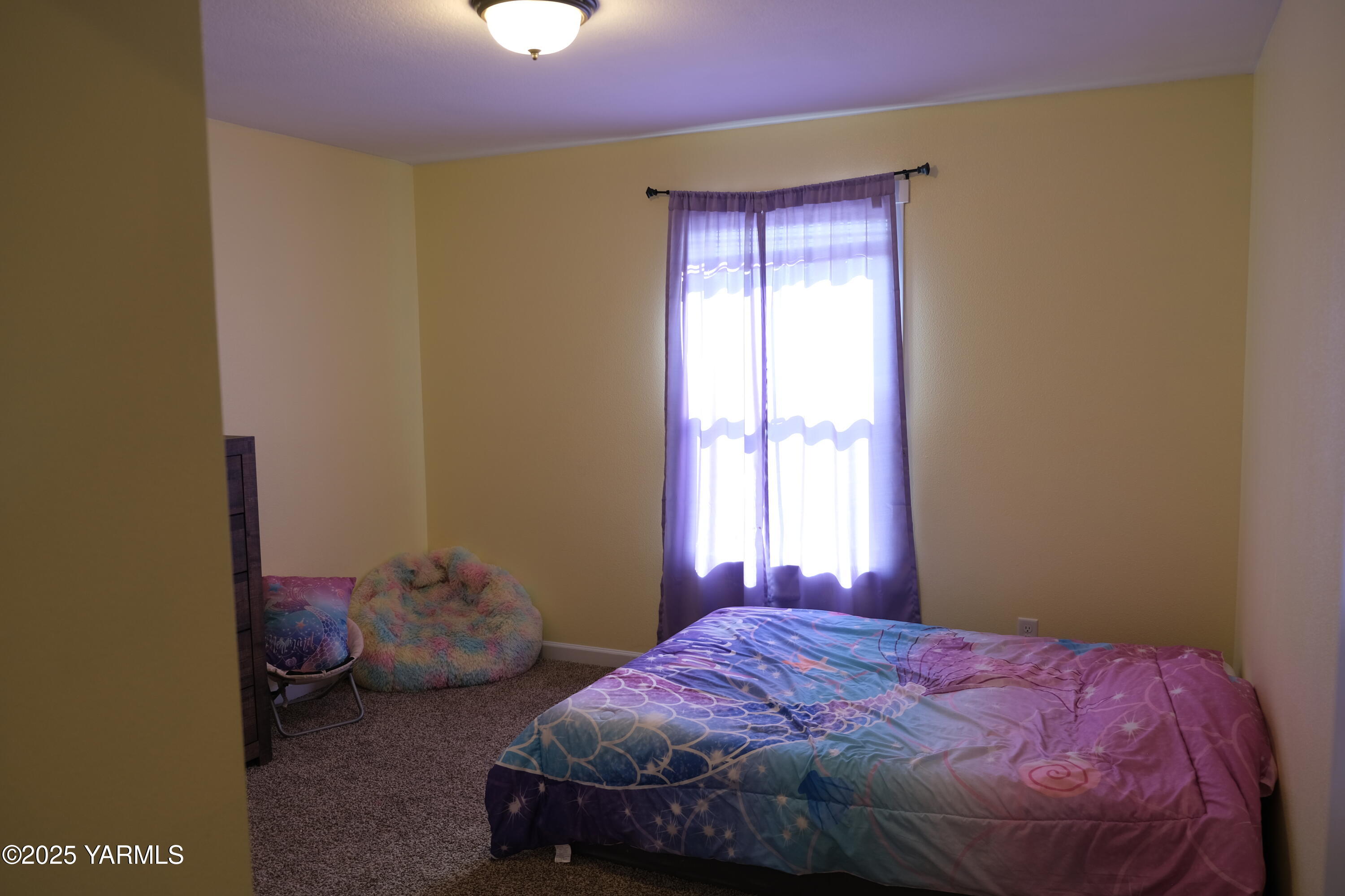2206 Porter Loop Yakima, WA 98901 - Photo 27 of 34 a bedroom with a bed and a window