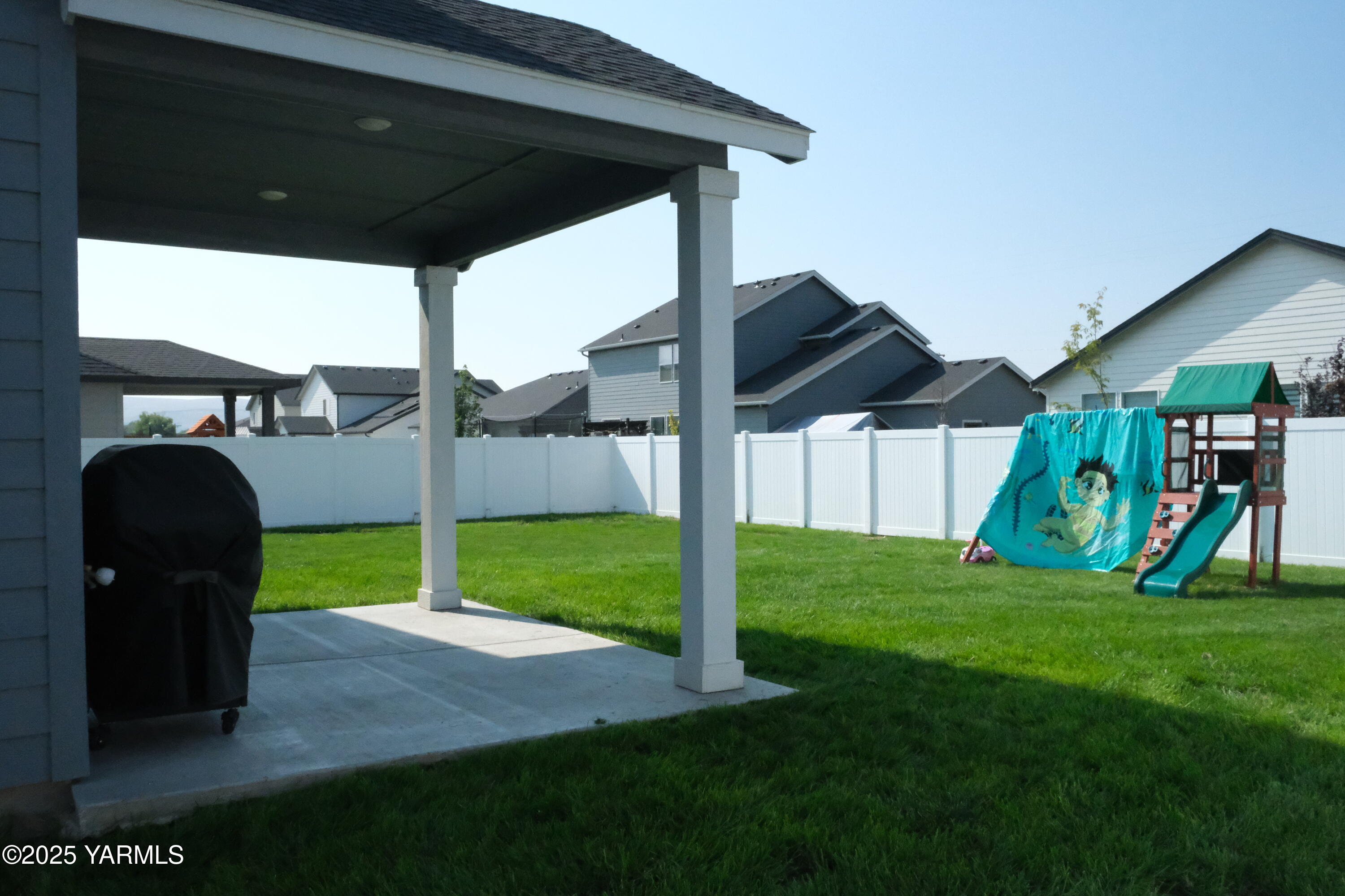2206 Porter Loop Yakima, WA 98901 - Photo 29 of 34 a view of a backyard