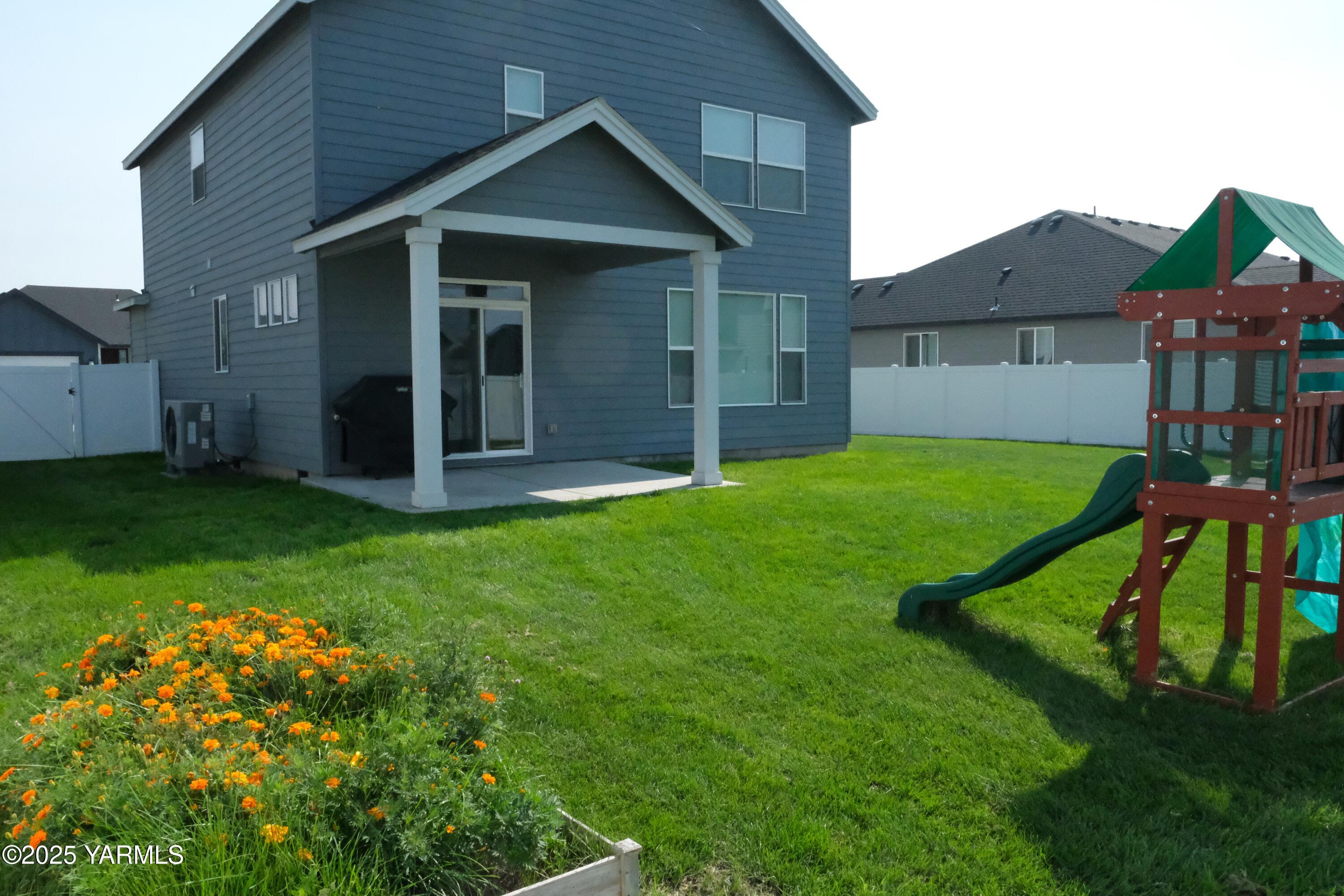 2206 Porter Loop Yakima, WA 98901 - Photo 30 of 34 a view of a yard in front of a house