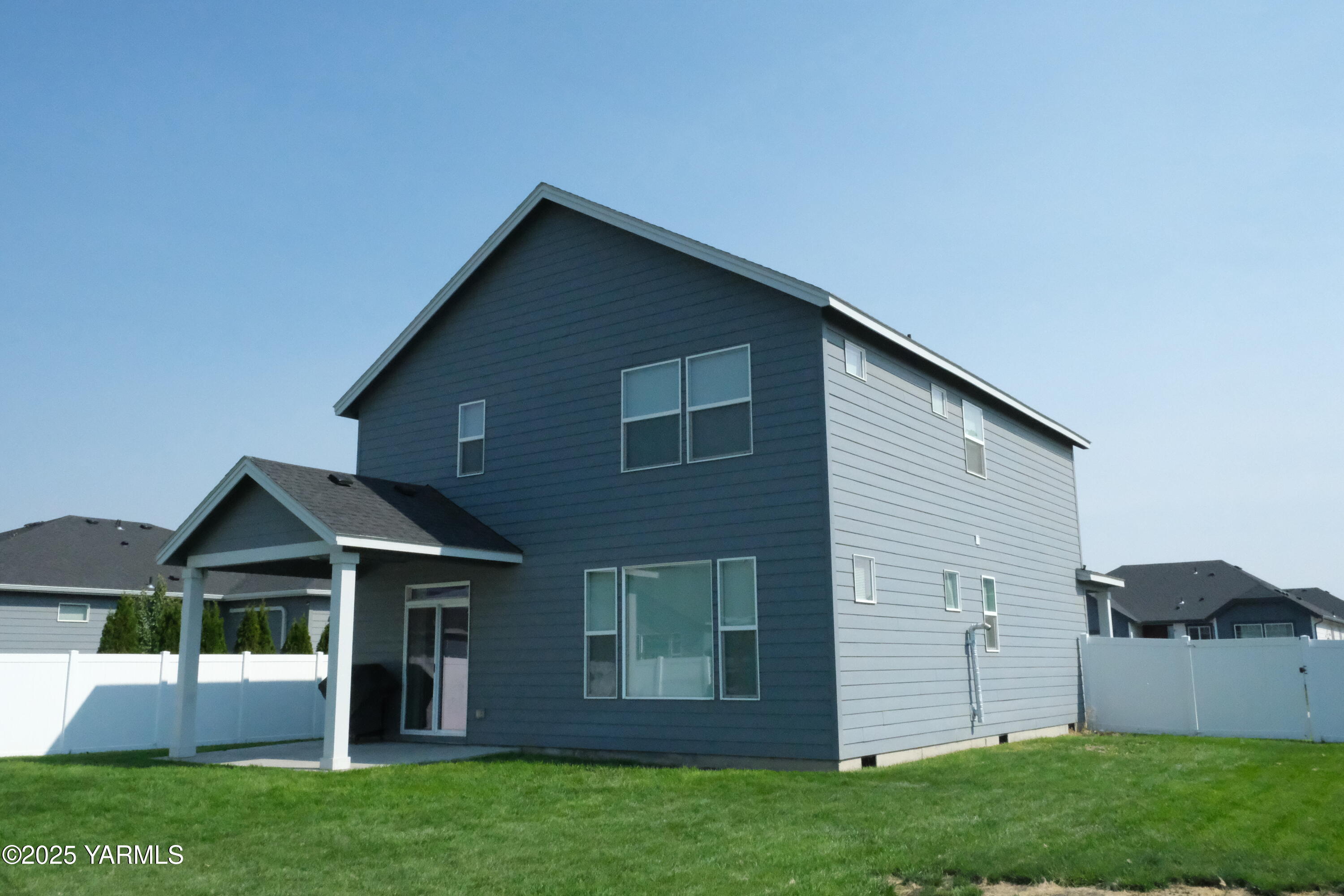 2206 Porter Loop Yakima, WA 98901 - Photo 31 of 34 a front view of a house with a yard and trees
