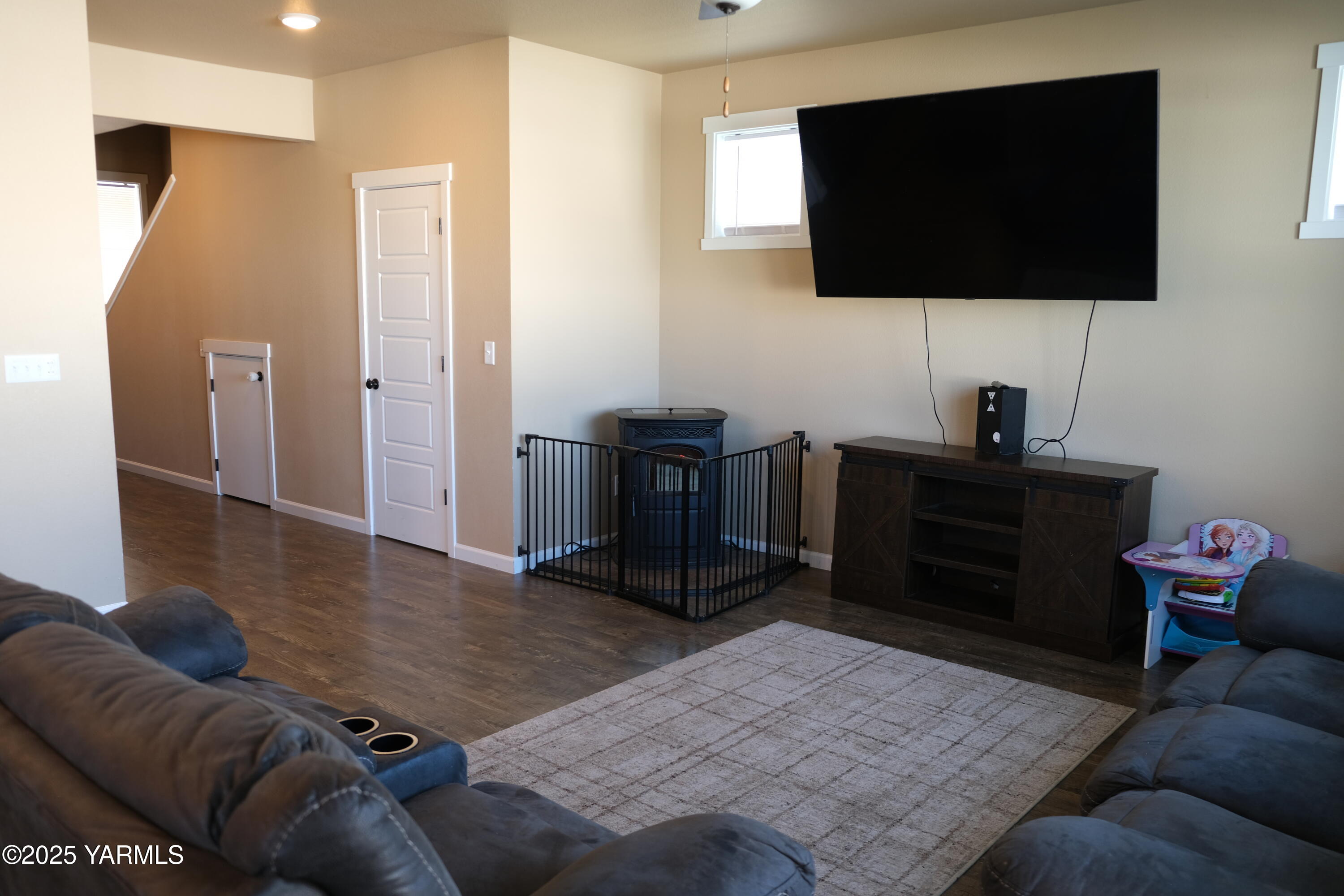 2206 Porter Loop Yakima, WA 98901 - Photo 5 of 34 a living room with furniture and a flat screen tv