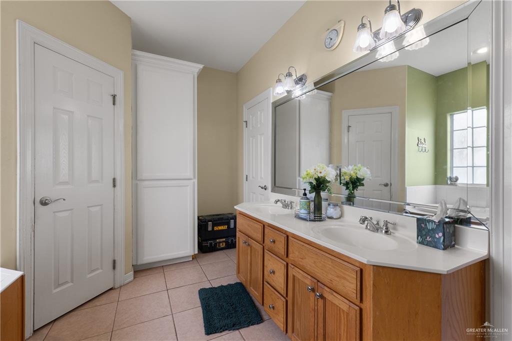 605 South Whalen Road Donna, TX 78537 - Photo 11 of 21 Spacious room featuring a tray ceiling, ceiling fan with integrated lighting, and recessed lighting