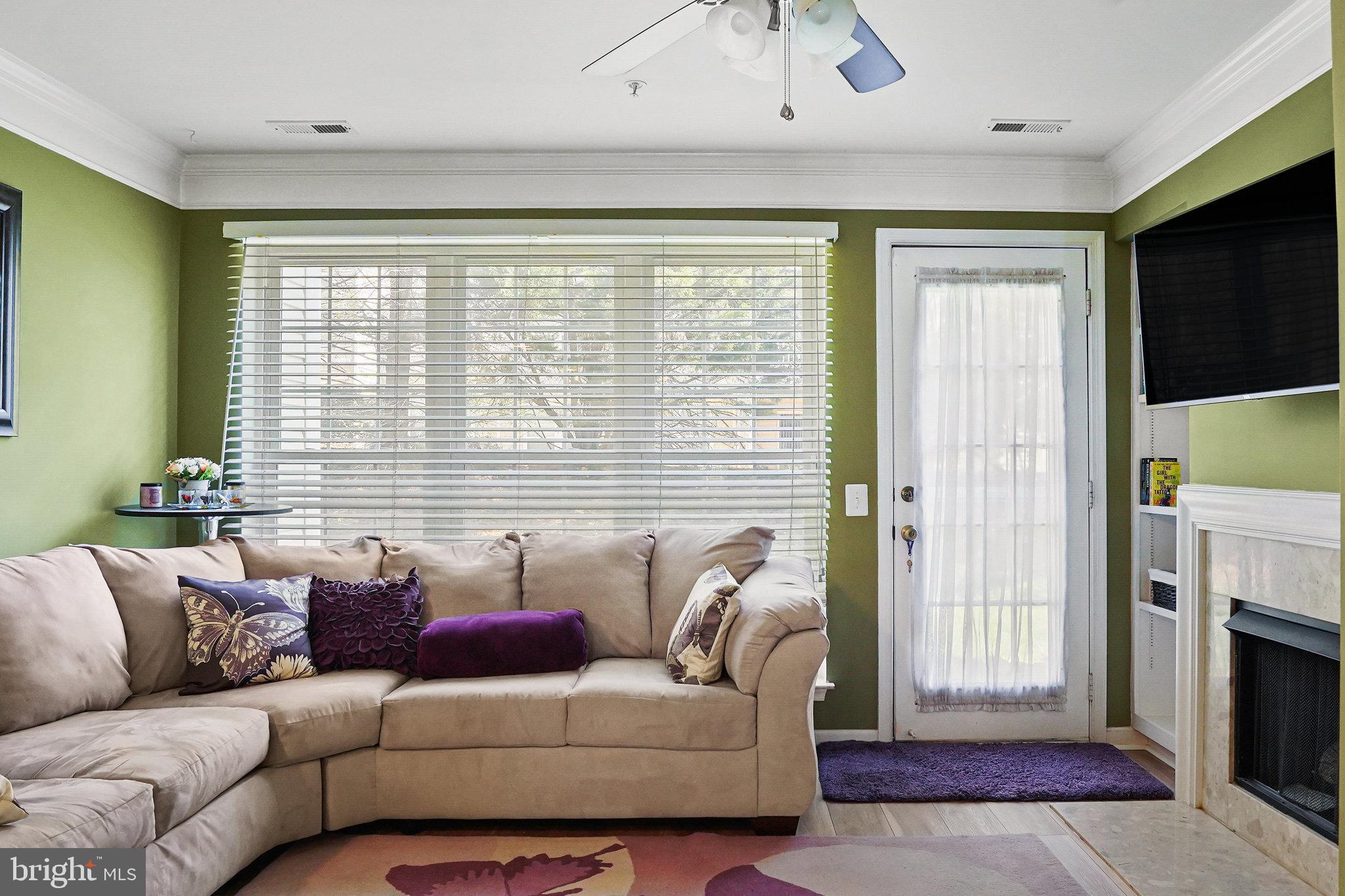 21785 Baldwin Square Sterling, VA 20164 - Photo 11 of 35 FAMILY ROOM