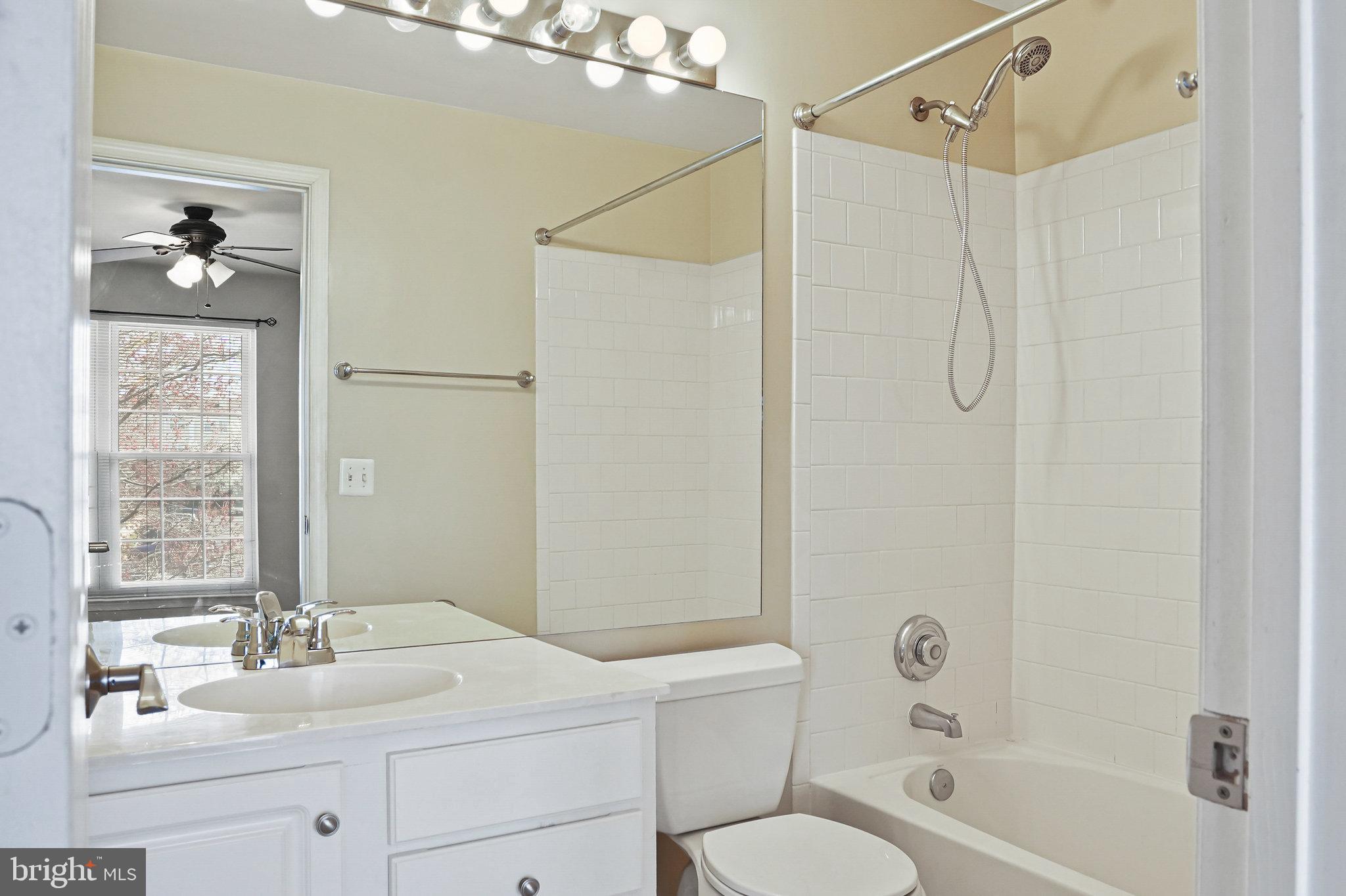 21785 Baldwin Square Sterling, VA 20164 - Photo 20 of 35 SECOND BATHROOM