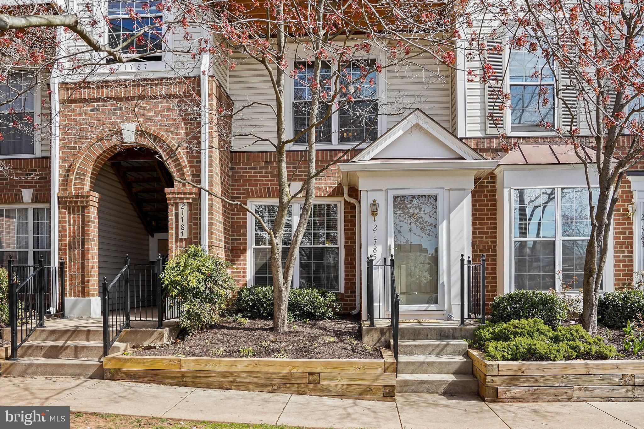 21785 Baldwin Square Sterling, VA 20164 - Photo 2 of 35 FRONT EXTERIOR