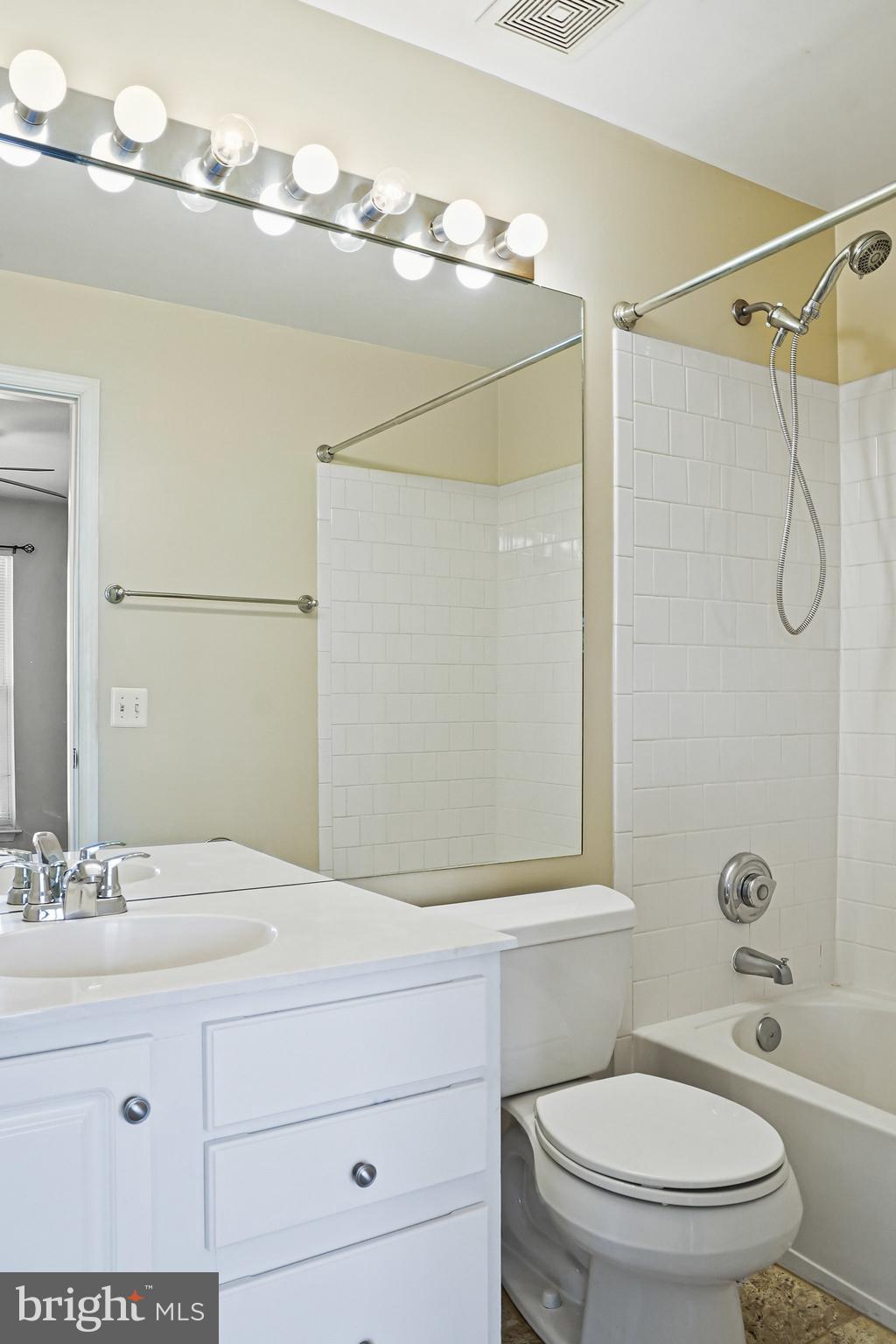 21785 Baldwin Square Sterling, VA 20164 - Photo 21 of 35 SECOND BATHROOM