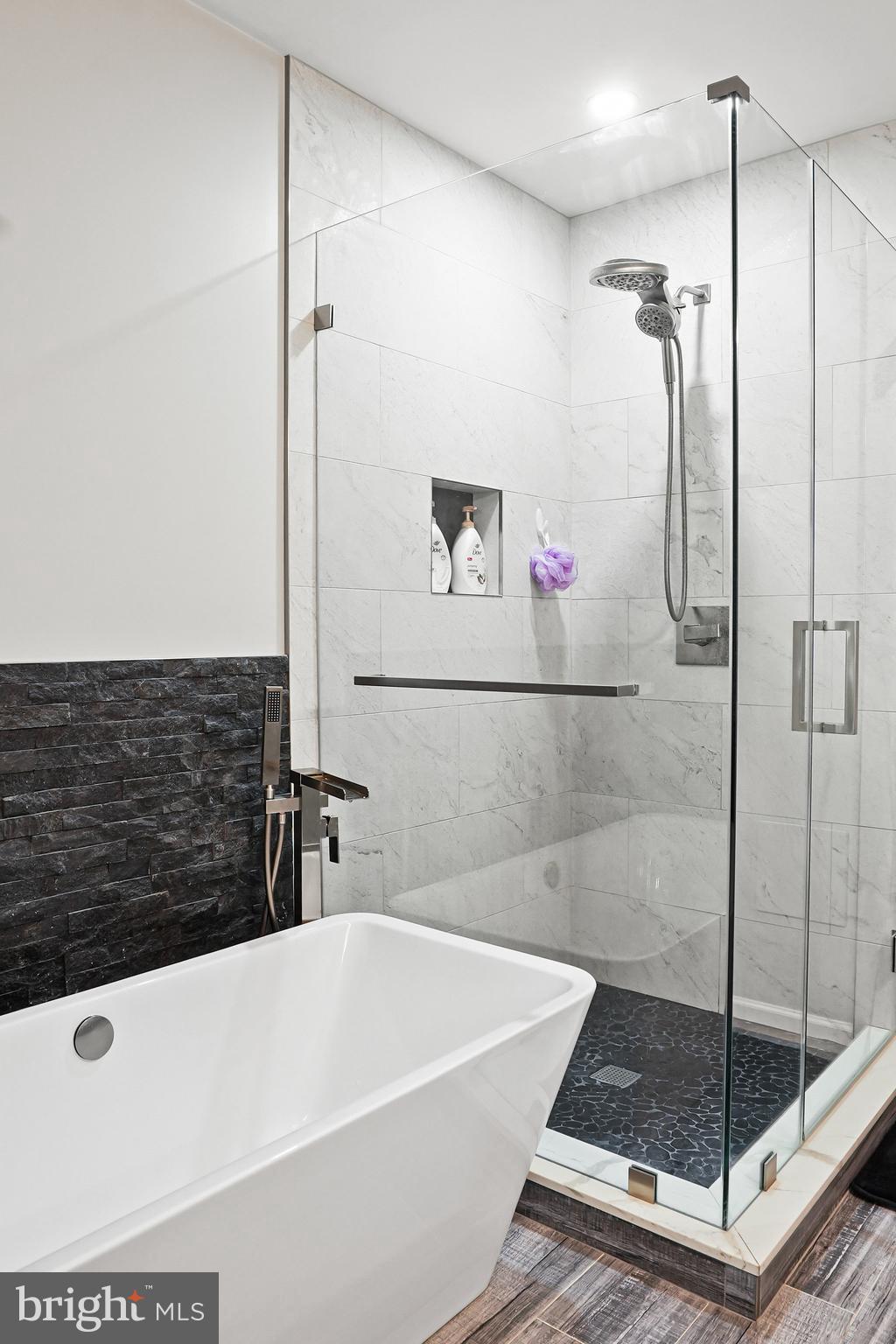 21785 Baldwin Square Sterling, VA 20164 - Photo 29 of 35 UPDATED MASTER BATHROOM