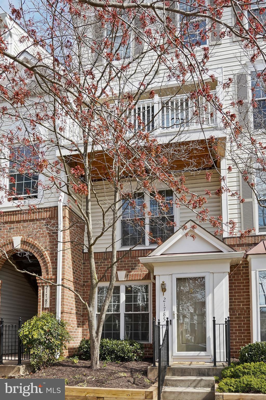 21785 Baldwin Square Sterling, VA 20164 - Photo 3 of 35 FRONT EXTERIOR