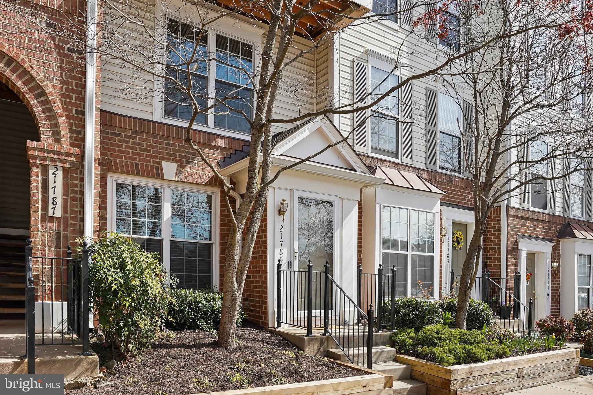 21785 Baldwin Square Sterling, VA 20164 - Photo 31 of 35 FRONT EXTERIOR