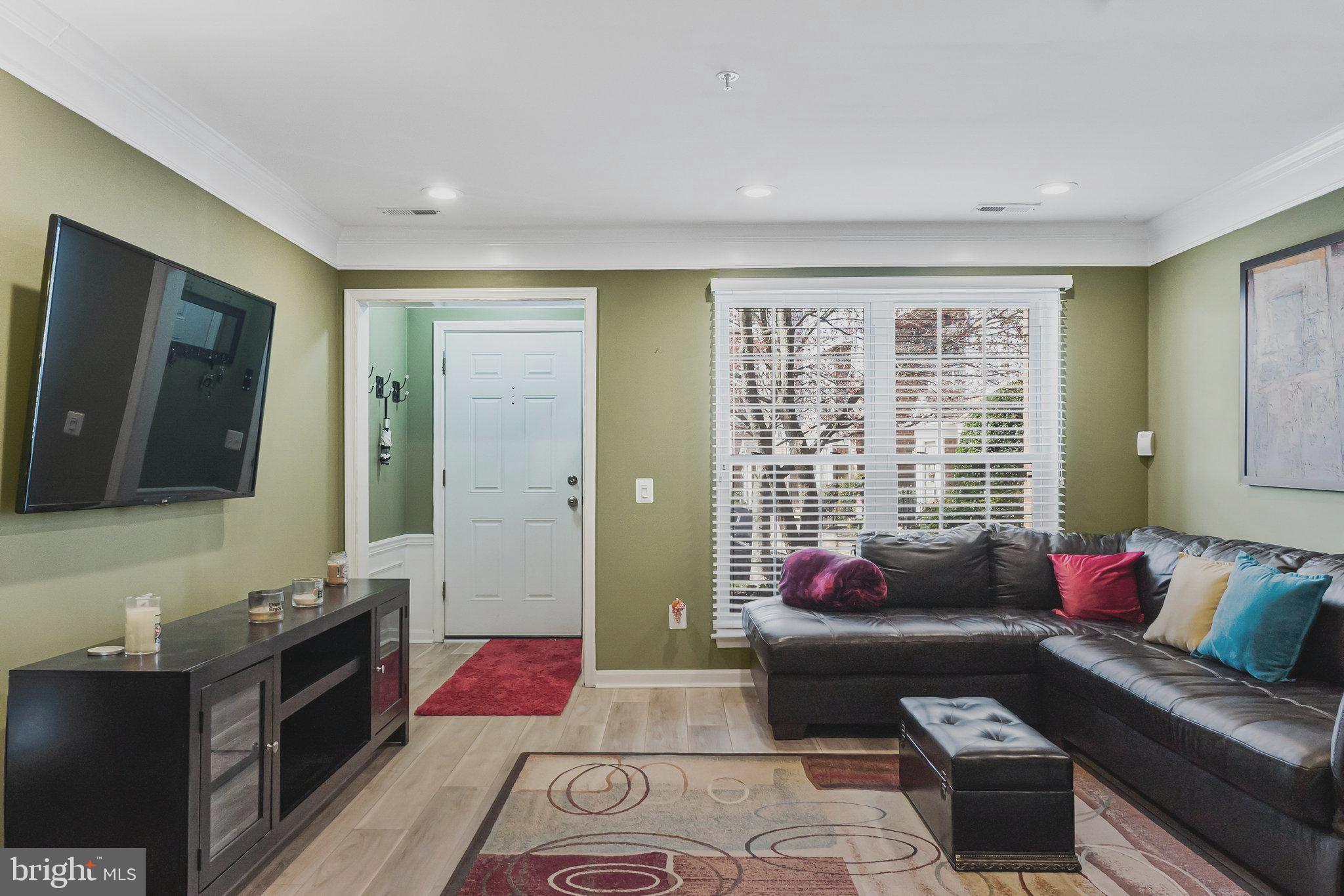 21785 Baldwin Square Sterling, VA 20164 - Photo 6 of 35 LIVING ROOM