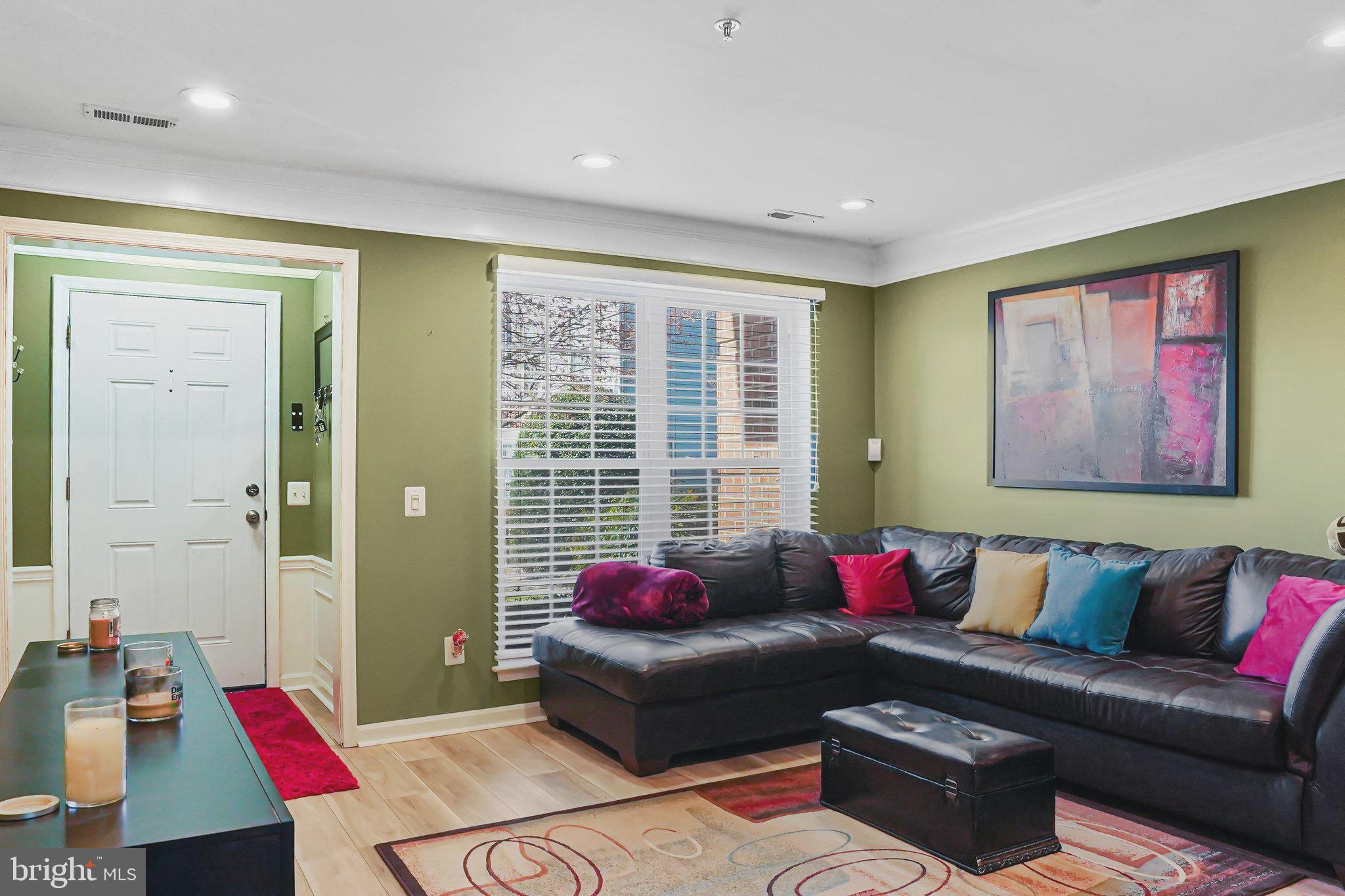 21785 Baldwin Square Sterling, VA 20164 - Photo 7 of 35 LIVING ROOM