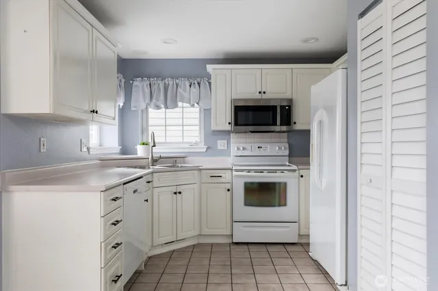a view of an entryway with a chandelier