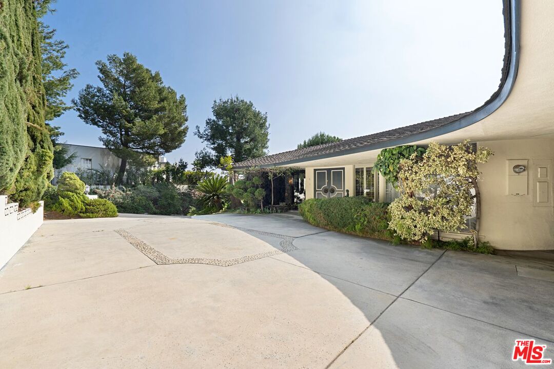 1499 Carla Ridge Beverly Hills, CA 90210 - Photo 3 of 47