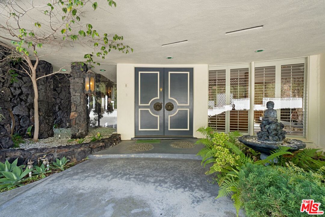 1499 Carla Ridge Beverly Hills, CA 90210 - Photo 4 of 47