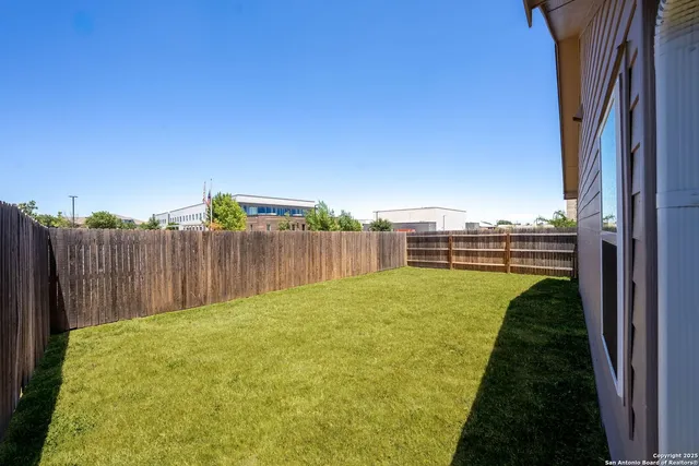 a view of a backyard