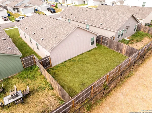 a picture of a bench in the wall