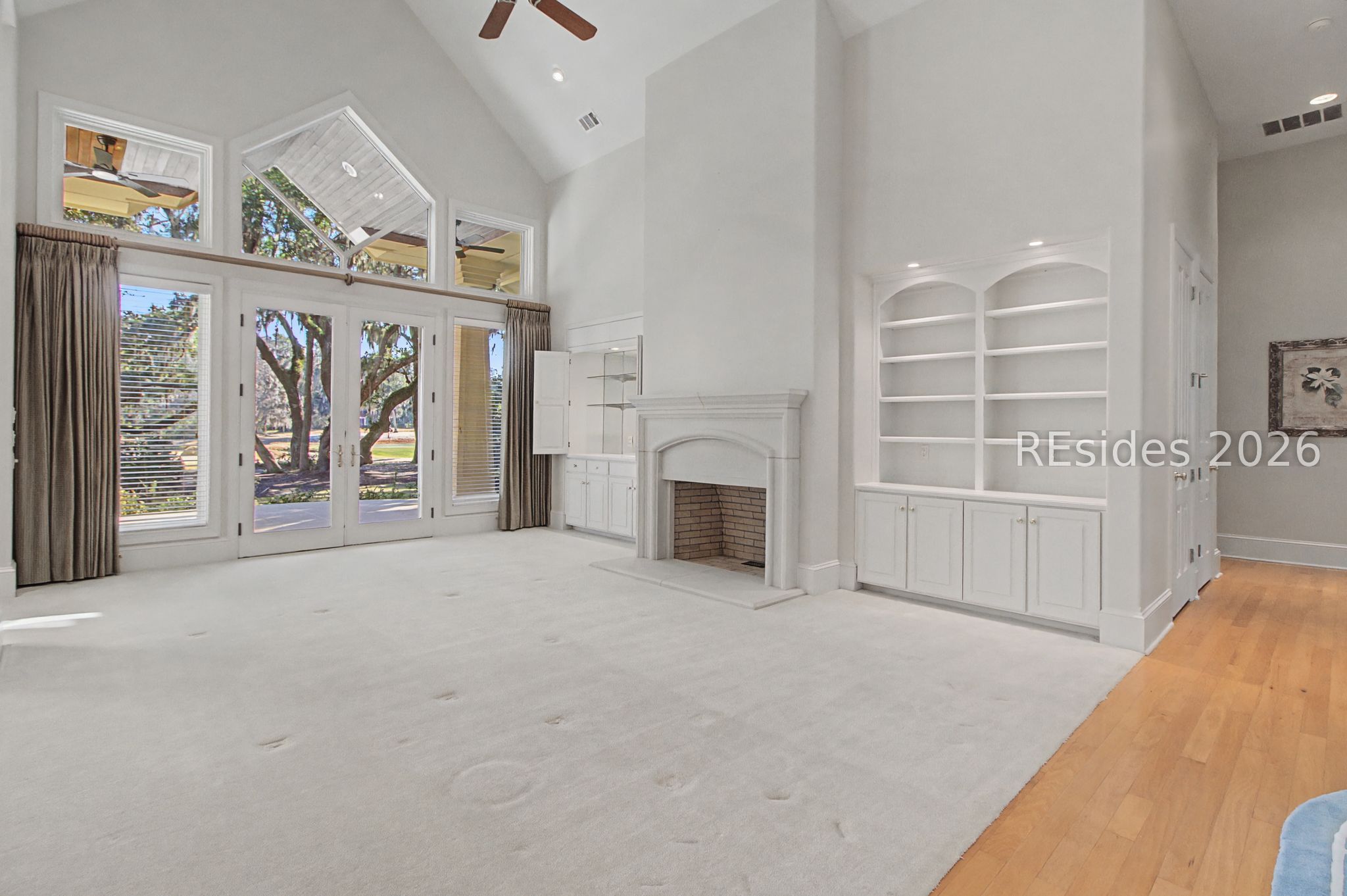 88 Inverness Drive Bluffton, SC 29910 - Photo 9 of 47 Living rm, fireplace, built-ins & bar area