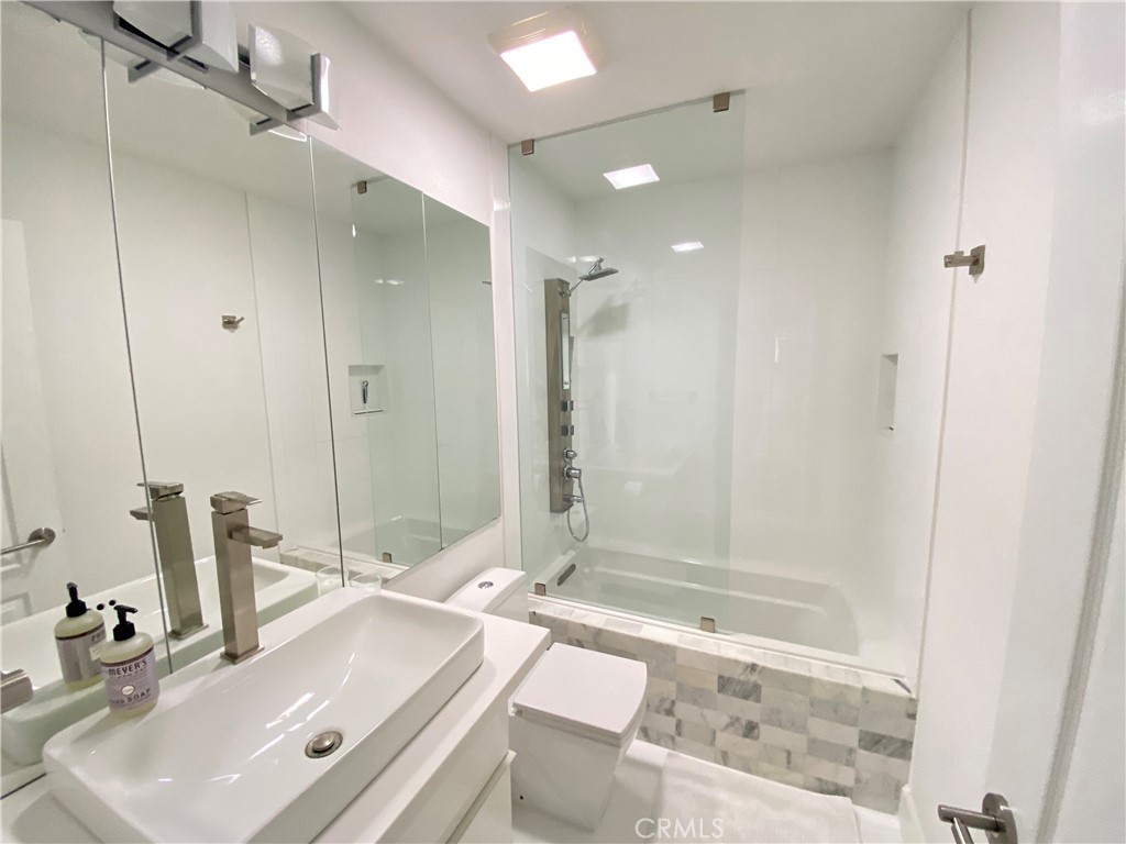 40 Anjou Newport Coast, CA 92657 - Photo 25 of 33 a bathroom with a sink and a mirror with bathtub