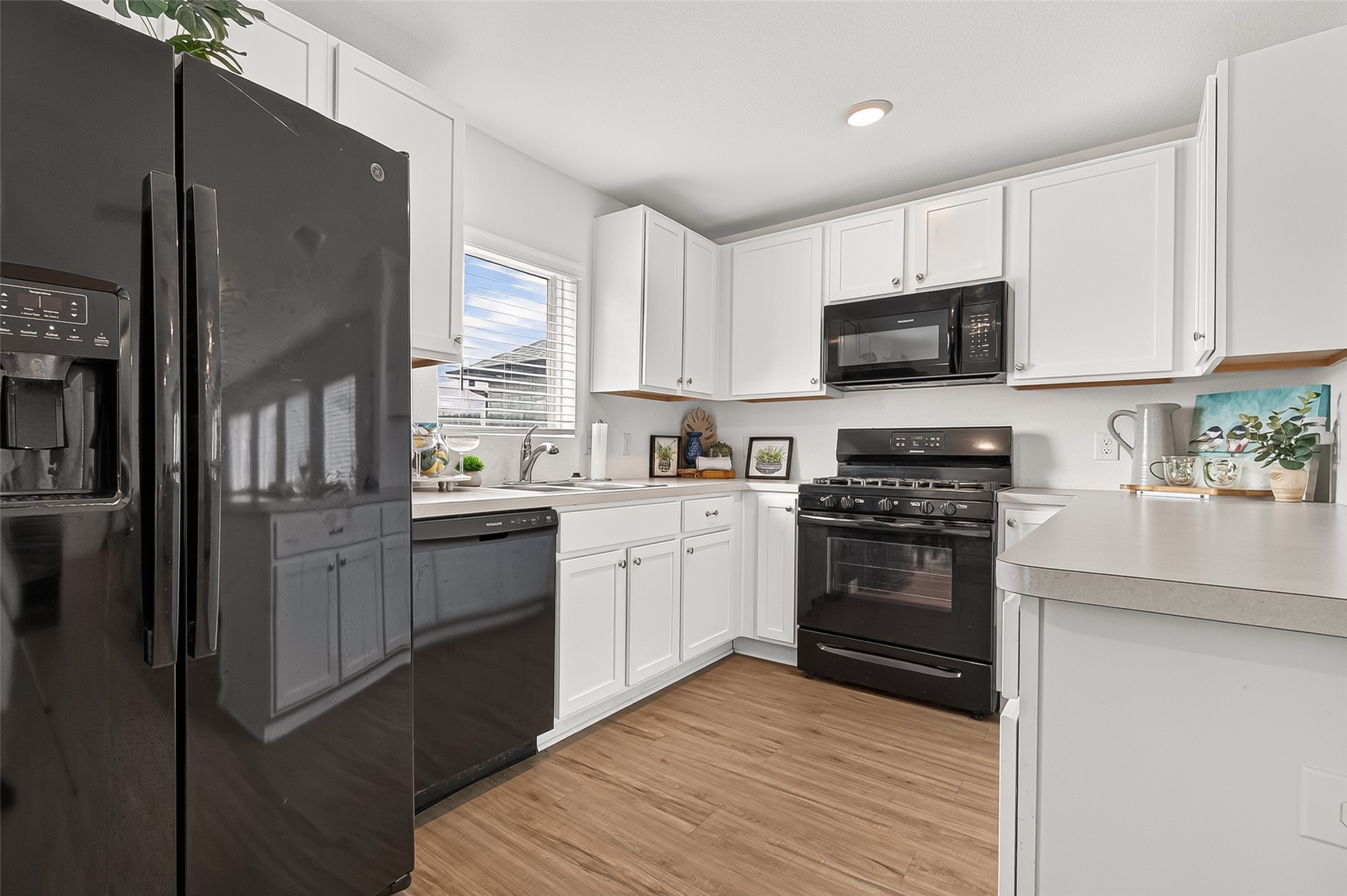 134 Austin Road Angleton, TX 77515 - Photo 10 of 29 Kitchen view