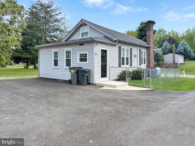 a view of a house with backyard and garden