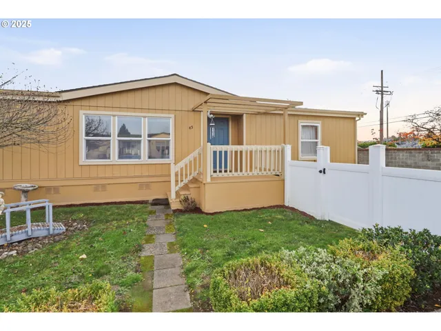 a view of a house with backyard and porch