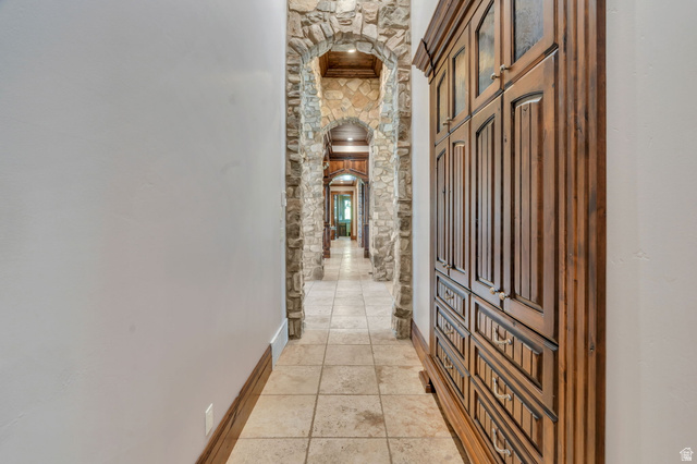811 South High Ridge Drive Alpine, UT 84004 - Photo 32 of 98 Hall with arched walkways and baseboards