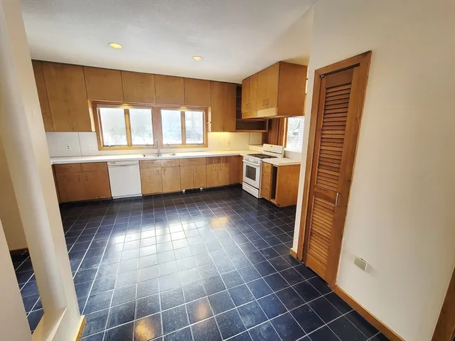 $3,200 | 46 Long Hill Road, Unit RIGHT, Groton, MA 01450