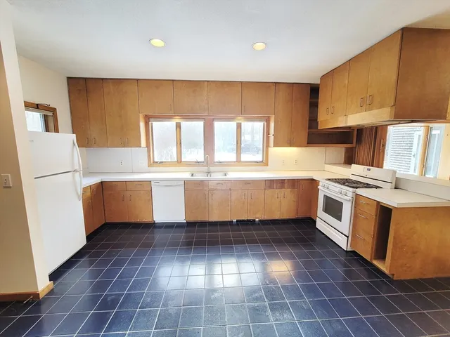 $3,200 | 46 Long Hill Road, Unit RIGHT, Groton, MA 01450