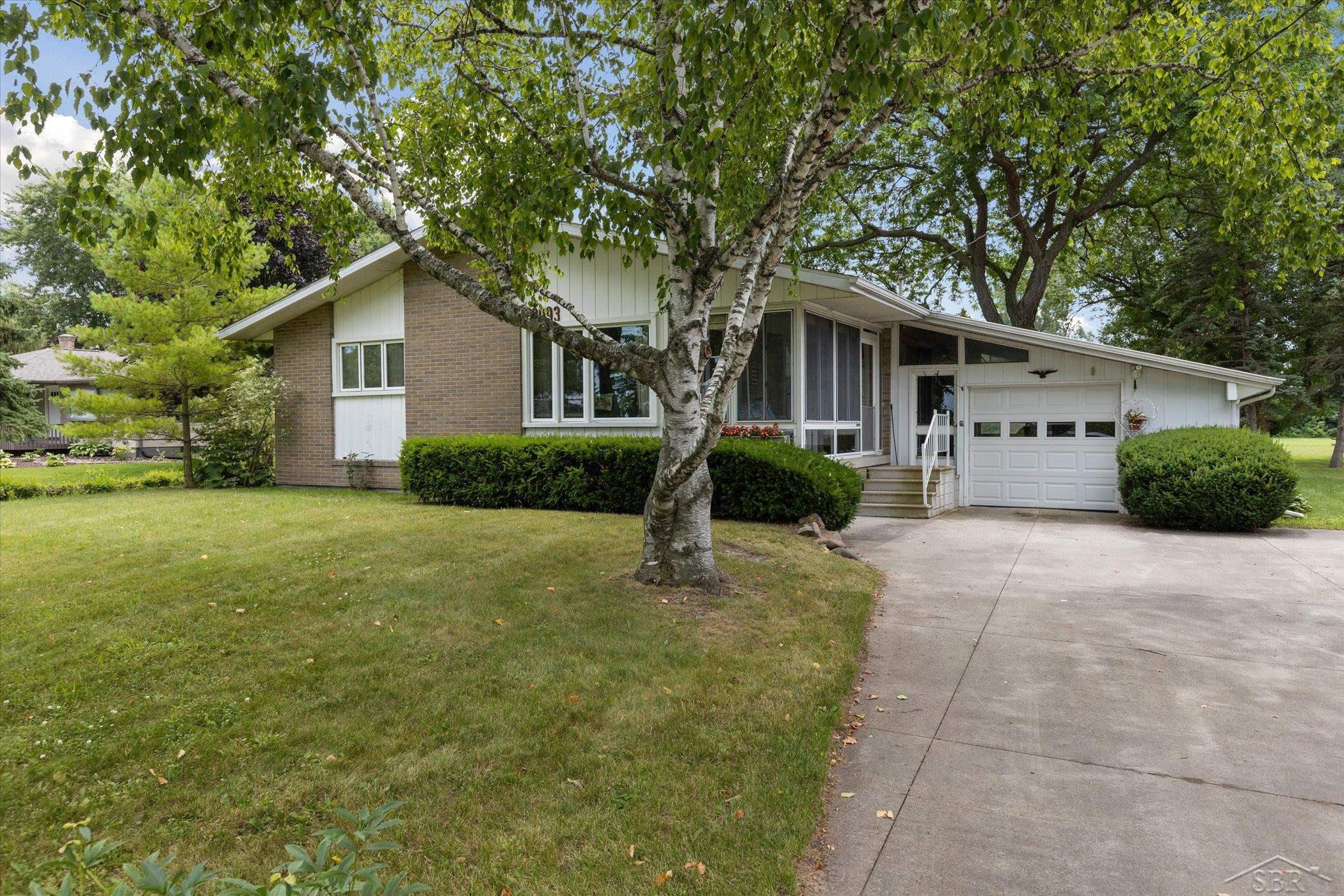 2093 West German Road Bay City, MI 48708 - Photo 2 of 33 50170754-b586d904-0ff5-4607-af31-96de9db7b004.JPG