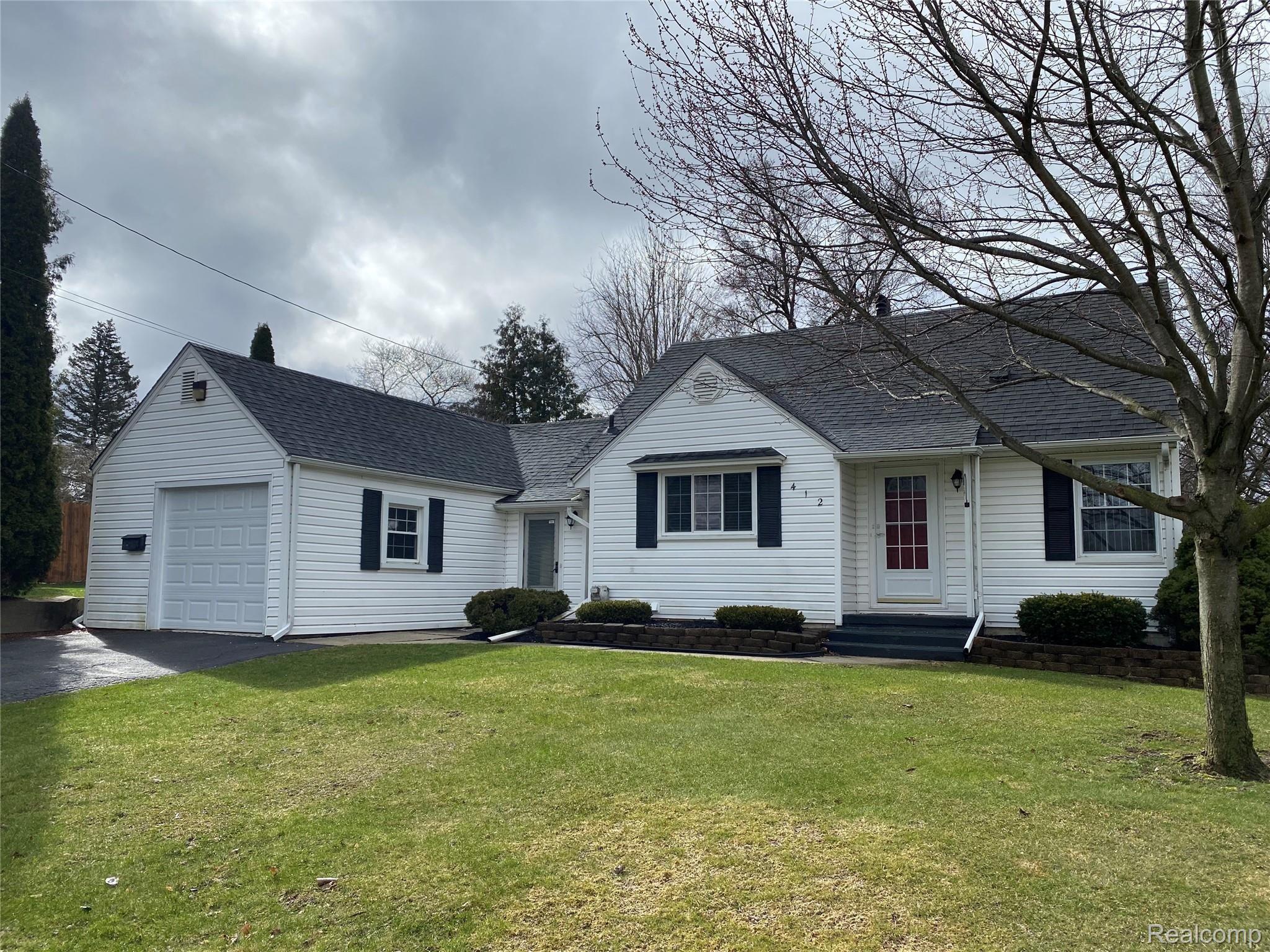 412 2nd Street Fenton, MI 48430 - Photo 2 of 18 61EAEB02-24F5-42D7-87F5-54991A2DB68F.jpeg