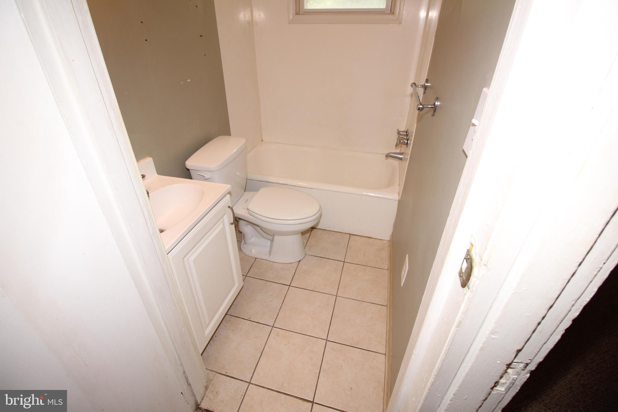 2981 Sumter Road Camden, NJ 08104 - Photo 16 of 18 Bath