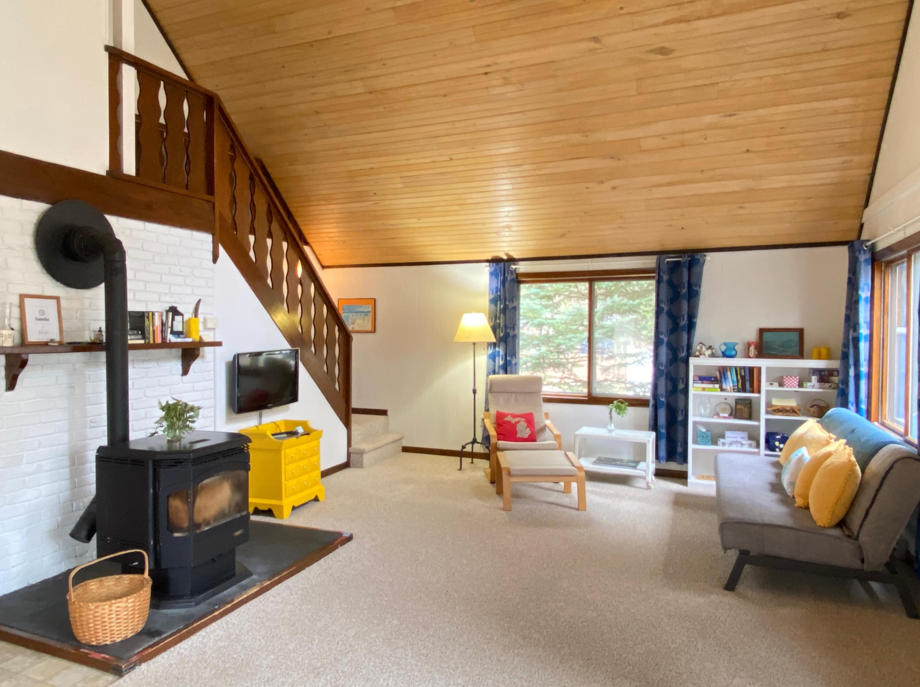 6111 Longbridge Road Pentwater, MI 49449 - Photo 10 of 41 Living Room