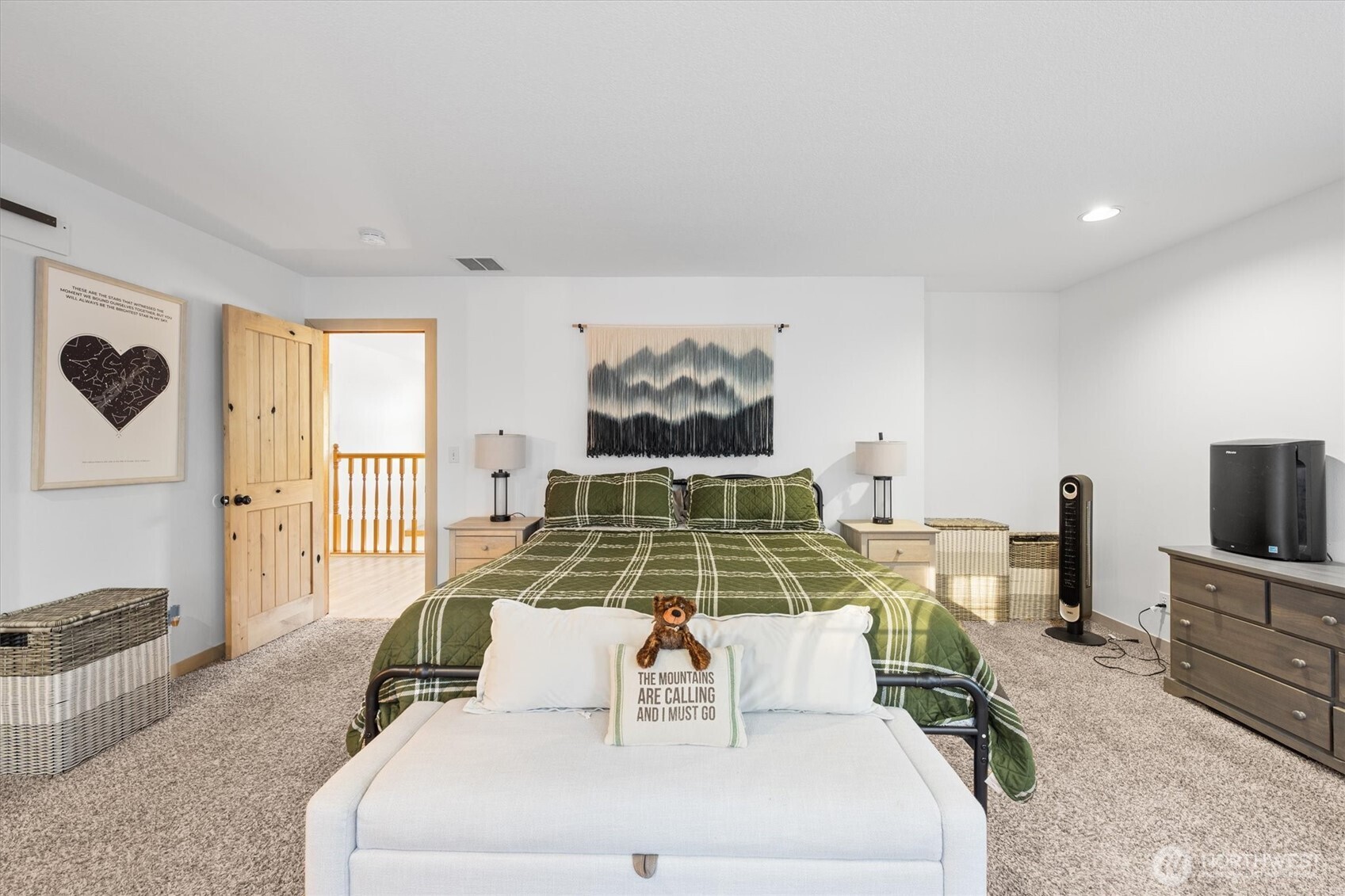 508 Caldwell Road Castle Rock, WA 98611 - Photo 17 of 40 a living room with furniture and a flat screen tv