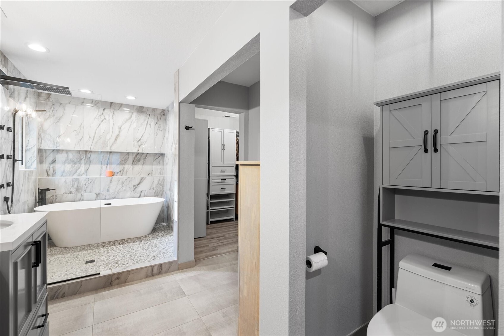 508 Caldwell Road Castle Rock, WA 98611 - Photo 20 of 40 a bathroom with a bathtub shower sink and toilet