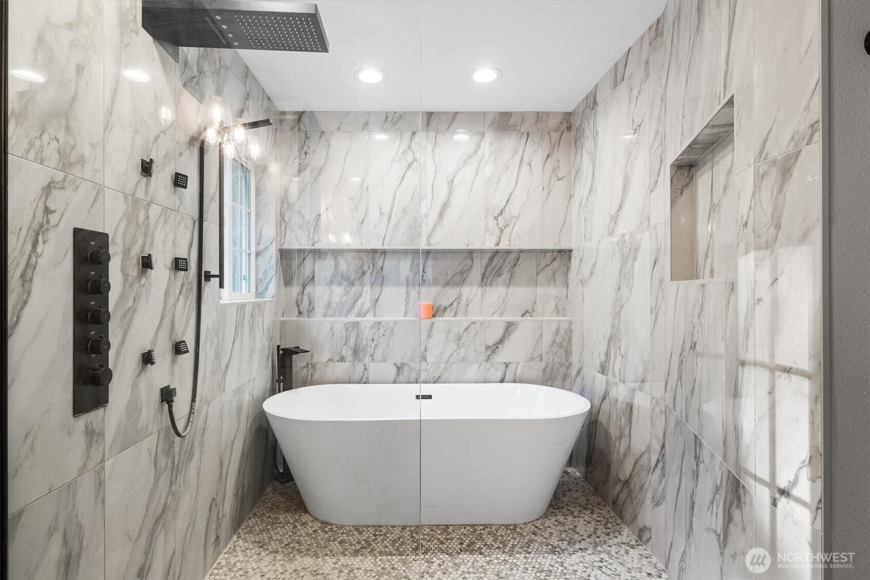 508 Caldwell Road Castle Rock, WA 98611 - Photo 21 of 40 a bathroom with a bathtub and shower