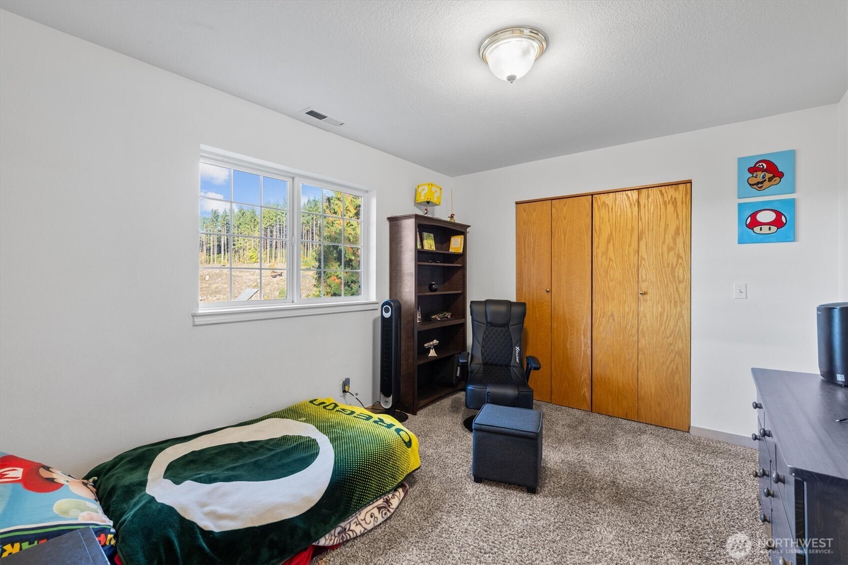 508 Caldwell Road Castle Rock, WA 98611 - Photo 26 of 40 a room with furniture and a window