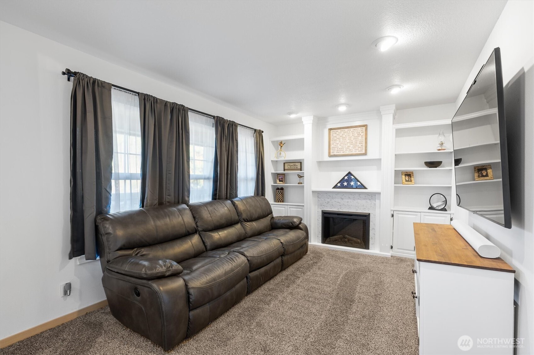 508 Caldwell Road Castle Rock, WA 98611 - Photo 5 of 40 a living room with furniture and a fireplace