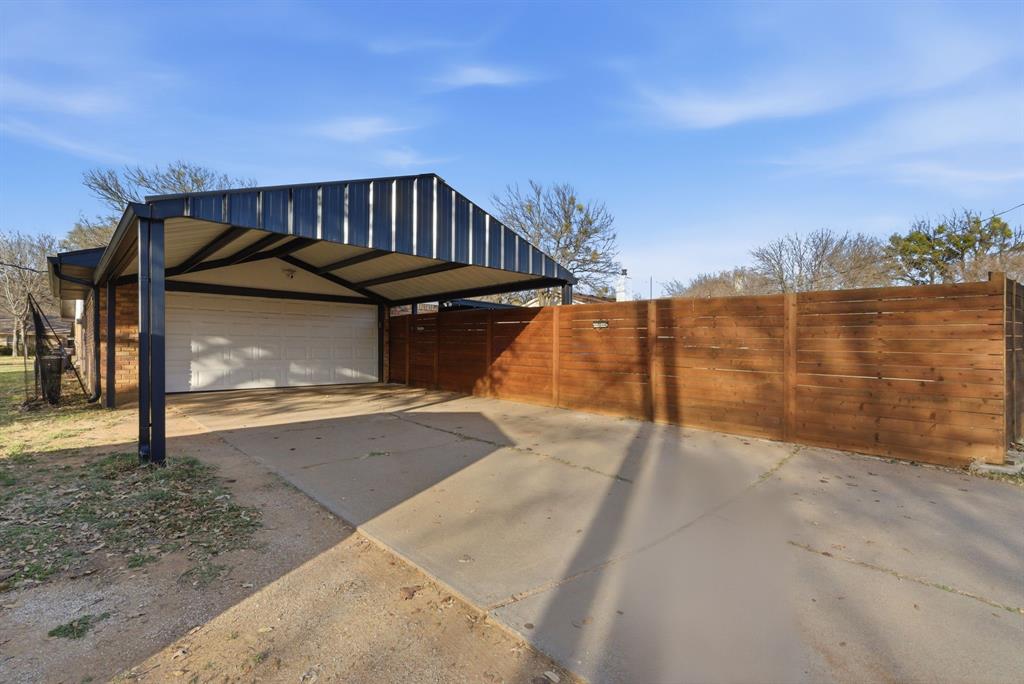 1008 Royal Lane Graham, TX 76450 - Photo 18 of 22 a view of a balcony