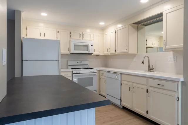 $2,700 | 185 Indian Rock Road, Merrimack, NH 03054