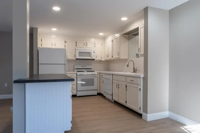 $2,700 | 185 Indian Rock Road, Merrimack, NH 03054