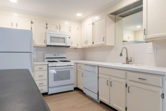 $2,700 | 185 Indian Rock Road, Merrimack, NH 03054