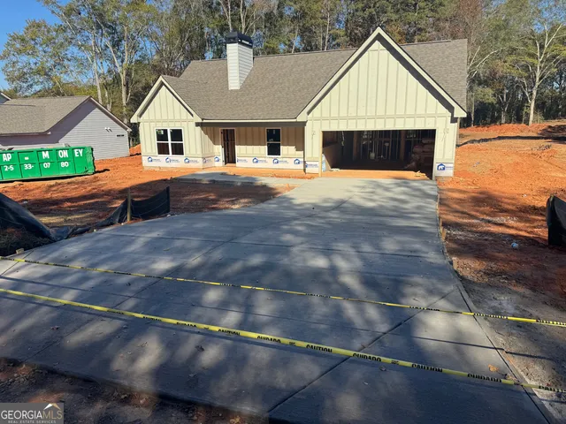 a view of a yard in front of house