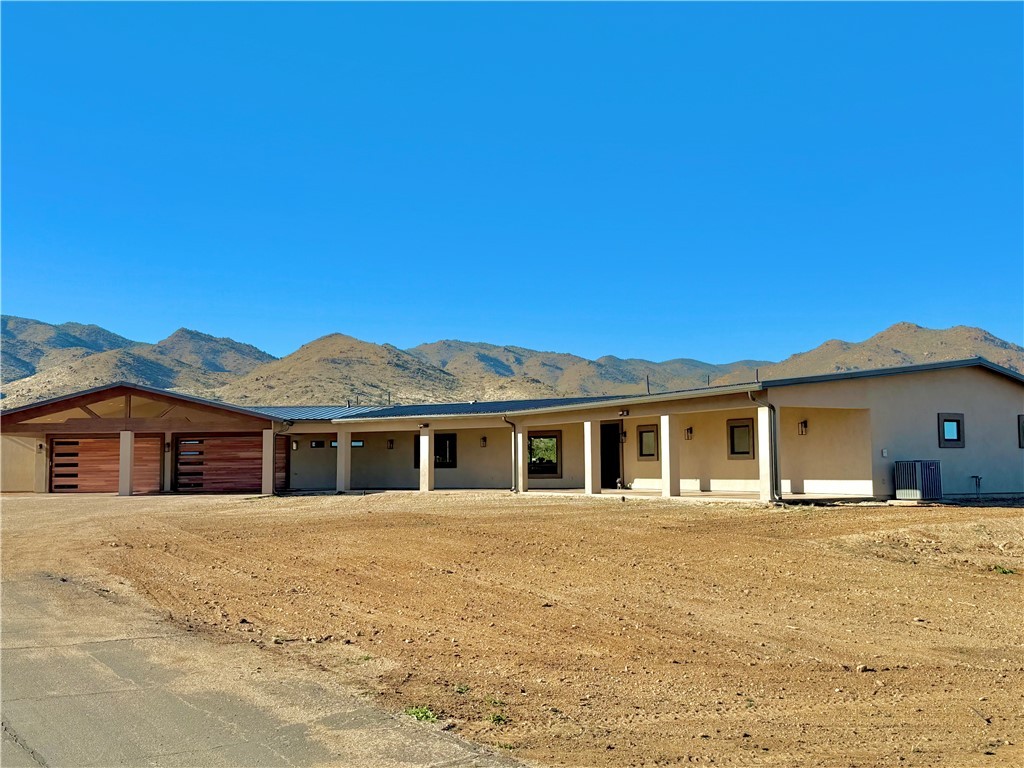 919 West Jordan Ranch Road Kingman, AZ 86409 - Photo 5 of 53 Covered patio spans the majority of the home front and back.