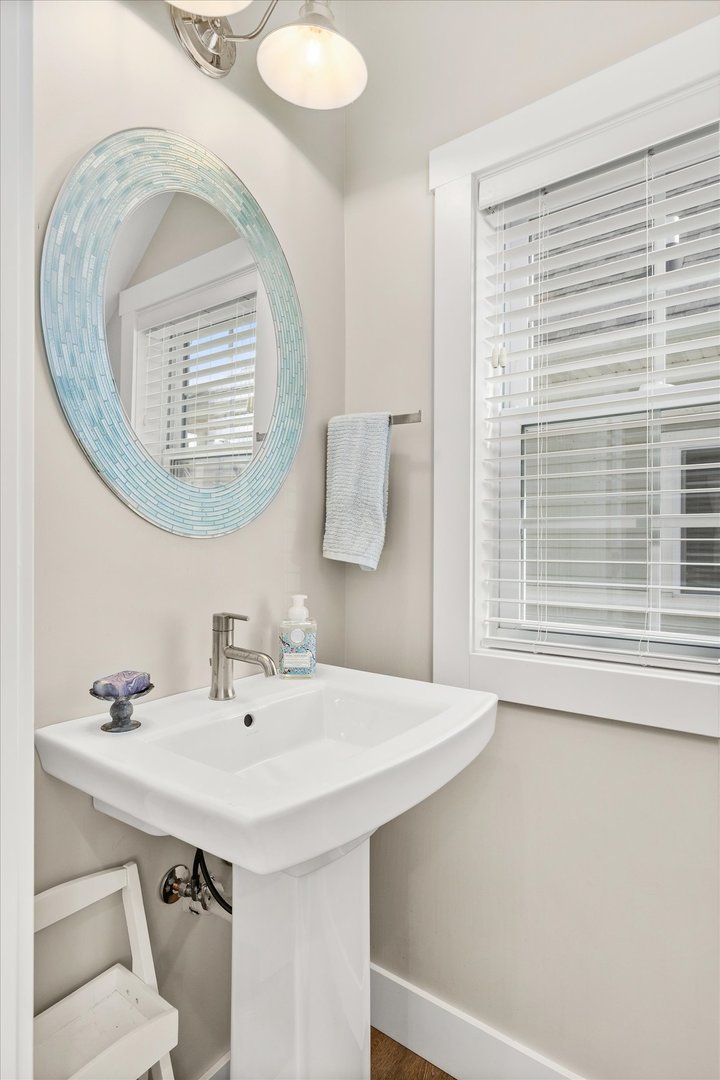 224 Leeward Way Ottawa, IL 61350 - Photo 21 of 58 a bathroom with a sink and a mirror