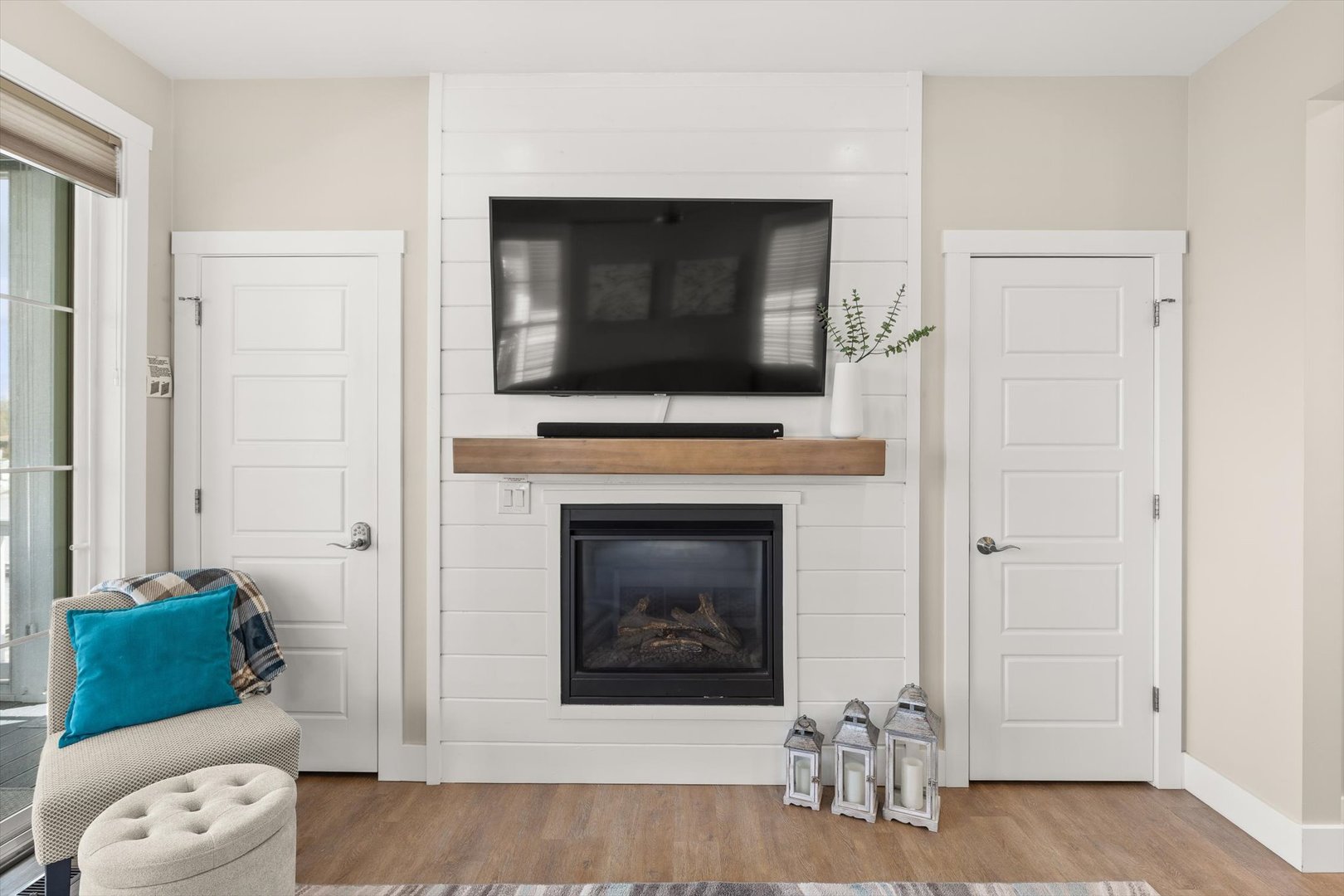 224 Leeward Way Ottawa, IL 61350 - Photo 24 of 58 a living room with a fireplace and a couch