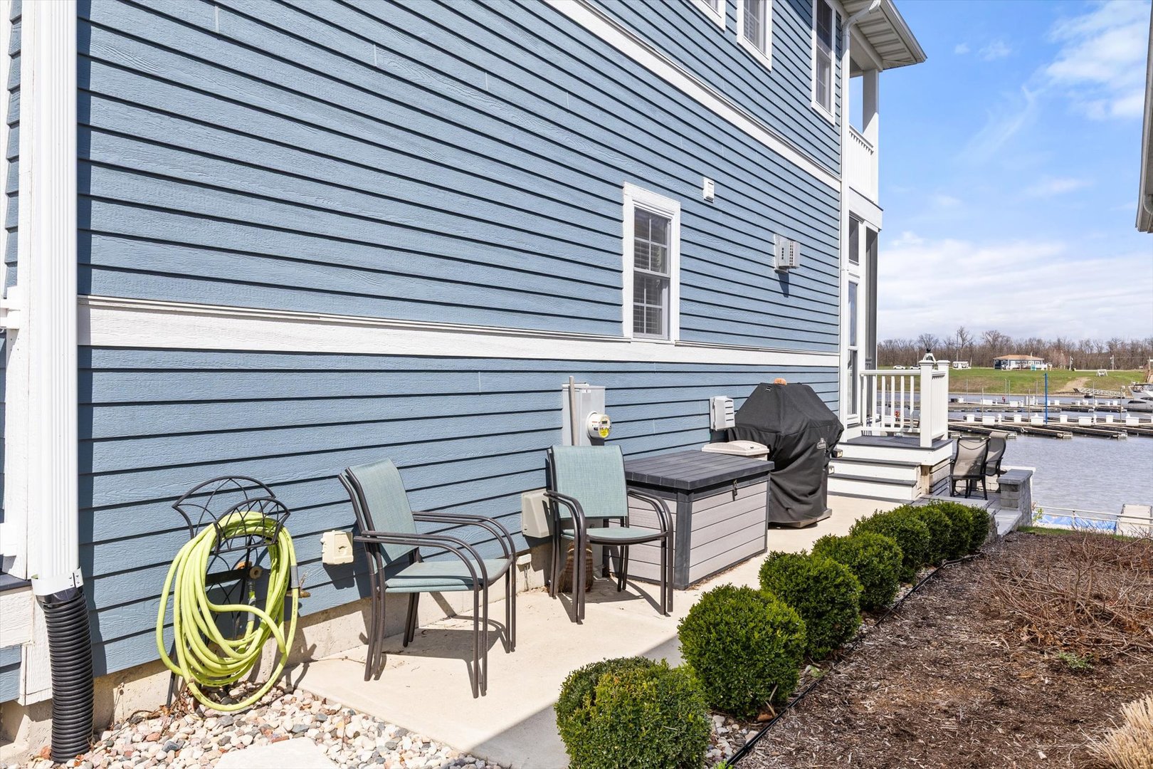 224 Leeward Way Ottawa, IL 61350 - Photo 5 of 58 a view of a chairs and table in the patio
